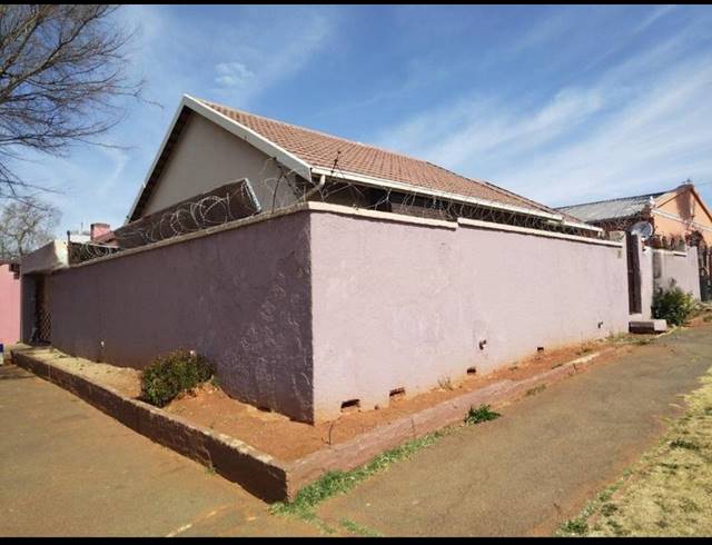 3 BEDROOM HOUSE FOR SALE IN NEWLANDS